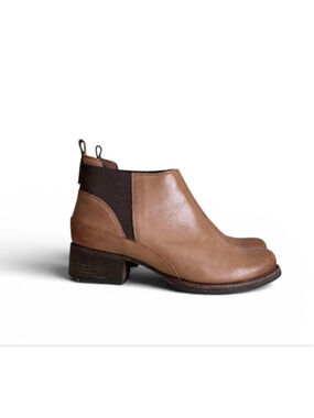 Clarks Women’s Monica Pearl Cognac Brown Leather Chelsea Ankle Booties Size 8